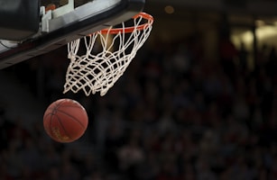 NBA篮球比赛直播画面 - 湖人队与勇士队激烈对抗